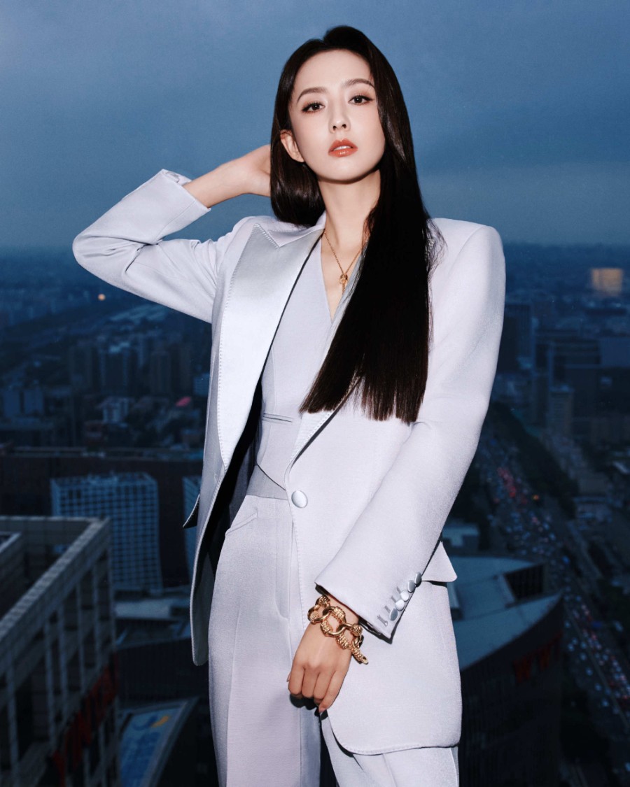 佟丽娅西装大片：智性优雅，游走率性之间，干练飒爽，交汇不羁型格-第6张图片-风享汇