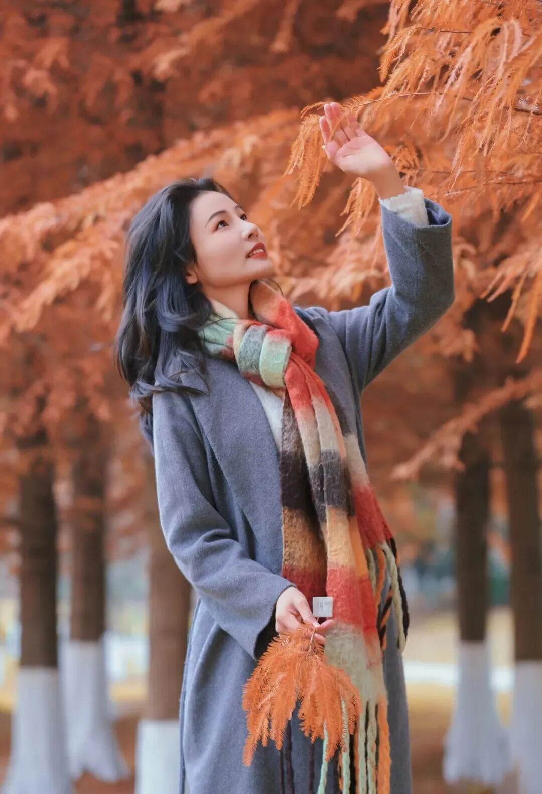 水杉林人像:5个松弛感姿势娴雅诗意-第4张图片-风享汇 水杉林人像:5个松弛感姿势娴雅诗意-第4张图片-风享汇