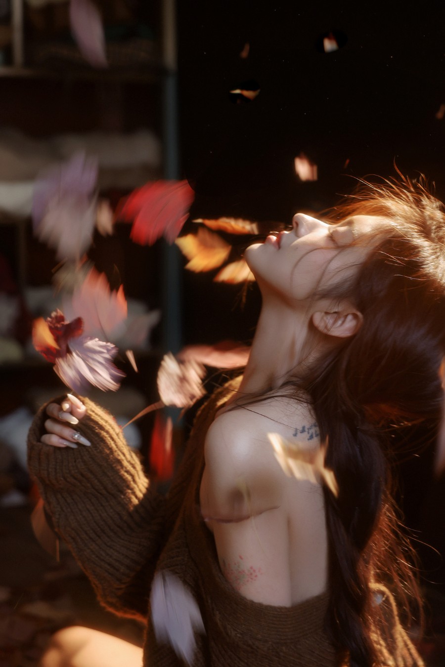 暖冬光影柔美交错，长发少女写真-第2张图片-风享汇