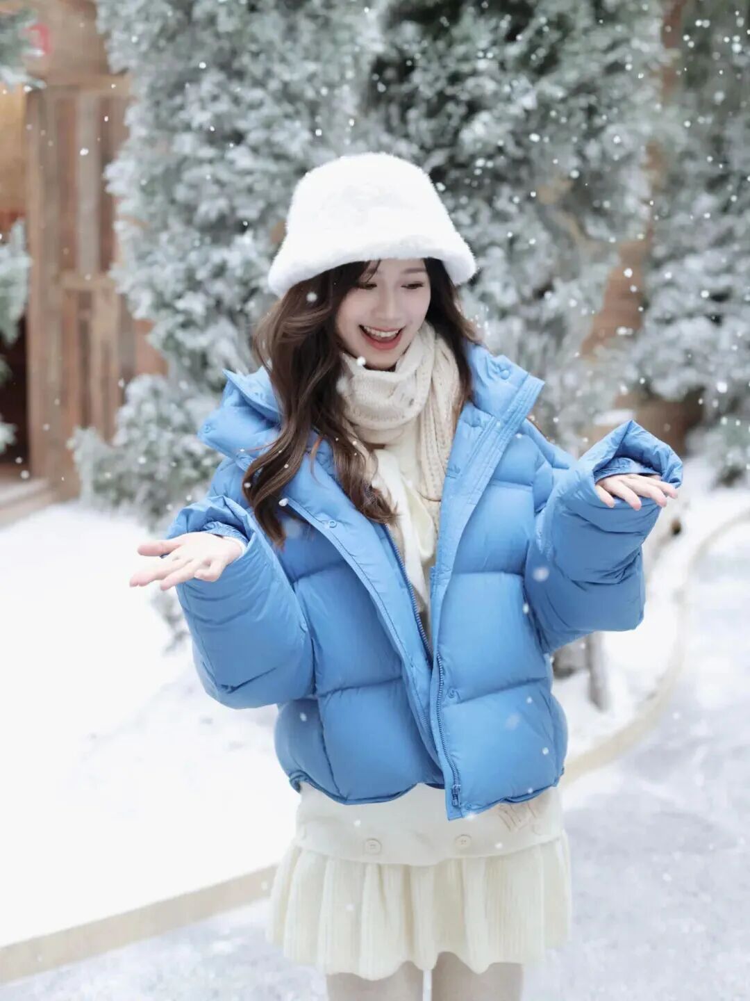 雪天拍照怕僵住?8个氛围感摆姿抄作业!-第4张图片-风享汇 雪天拍照怕僵住?8个氛围感摆姿抄作业!-第4张图片-风享汇