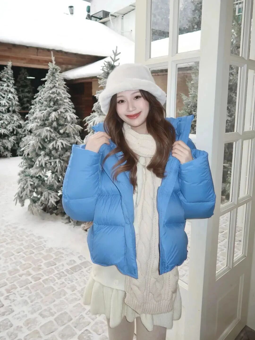 雪天拍照怕僵住?8个氛围感摆姿抄作业!-第3张图片-风享汇 雪天拍照怕僵住?8个氛围感摆姿抄作业!-第3张图片-风享汇