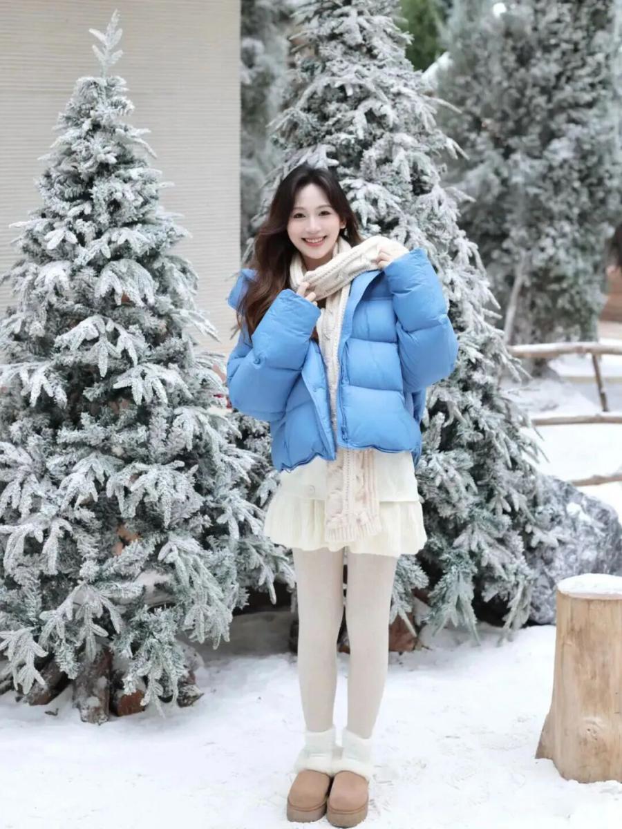 雪天拍照怕僵住?8个氛围感摆姿抄作业!-第5张图片-风享汇 雪天拍照怕僵住?8个氛围感摆姿抄作业!-第5张图片-风享汇