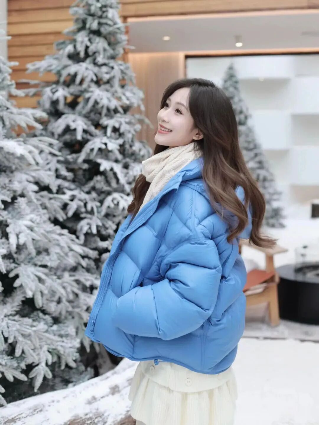 雪天拍照怕僵住?8个氛围感摆姿抄作业!-第7张图片-风享汇 雪天拍照怕僵住?8个氛围感摆姿抄作业!-第7张图片-风享汇