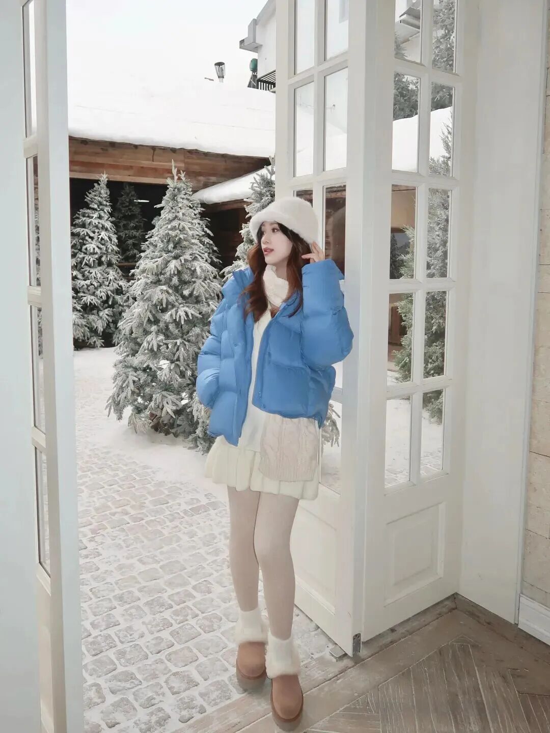 雪天拍照怕僵住?8个氛围感摆姿抄作业!-第6张图片-风享汇 雪天拍照怕僵住?8个氛围感摆姿抄作业!-第6张图片-风享汇