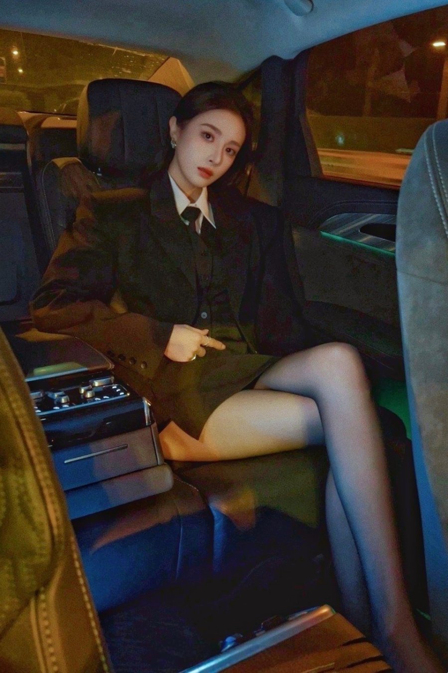 隆妮西装丝袜大长腿，真飒~-第1张图片-风享汇