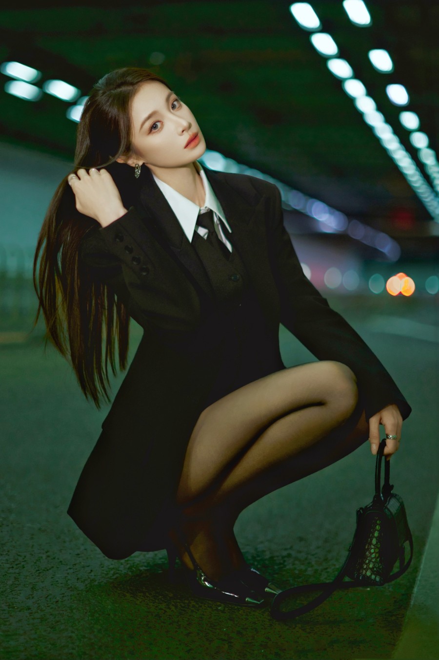 隆妮西装丝袜大长腿，真飒~-第2张图片-风享汇