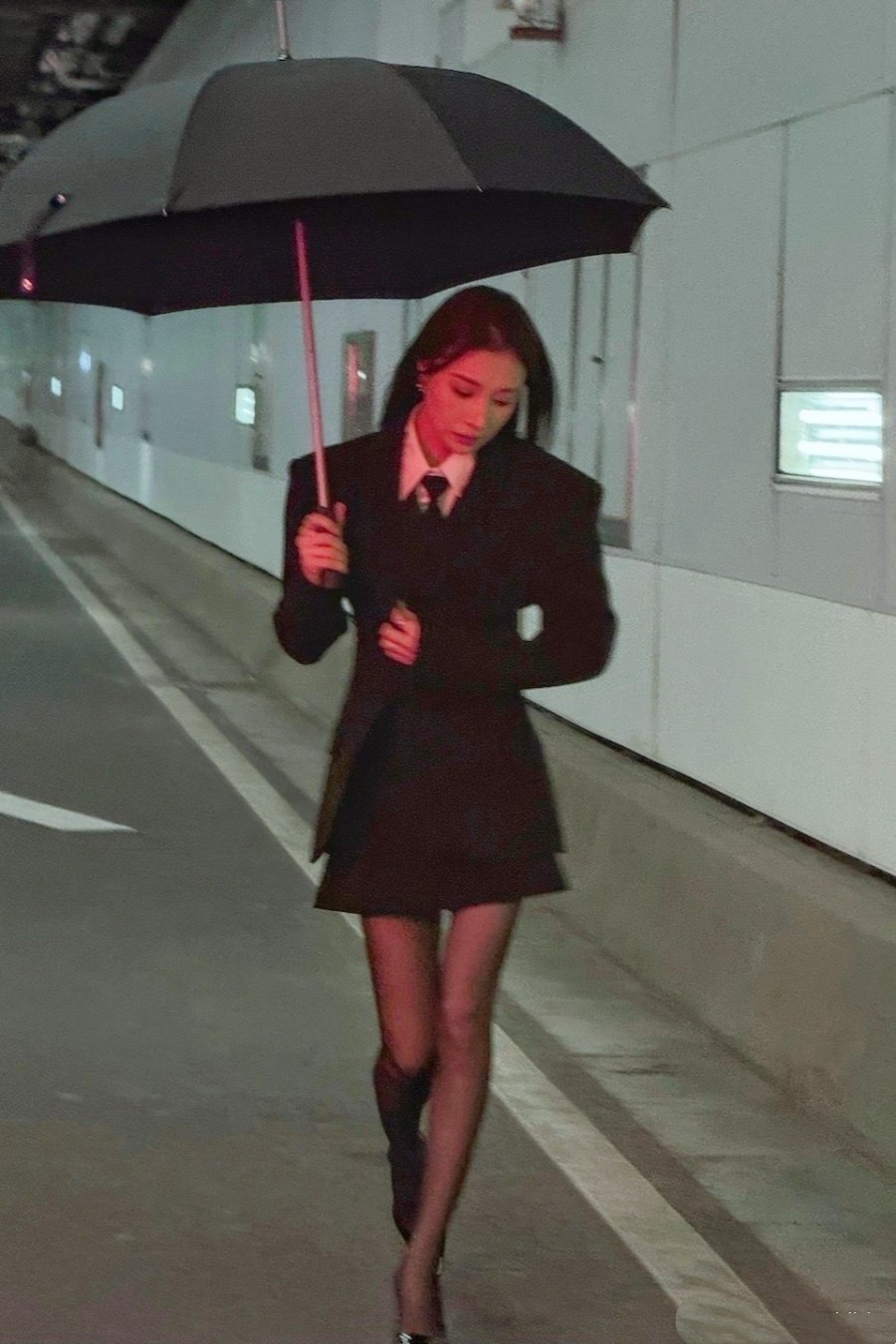 隆妮西装丝袜大长腿，真飒~-第9张图片-风享汇