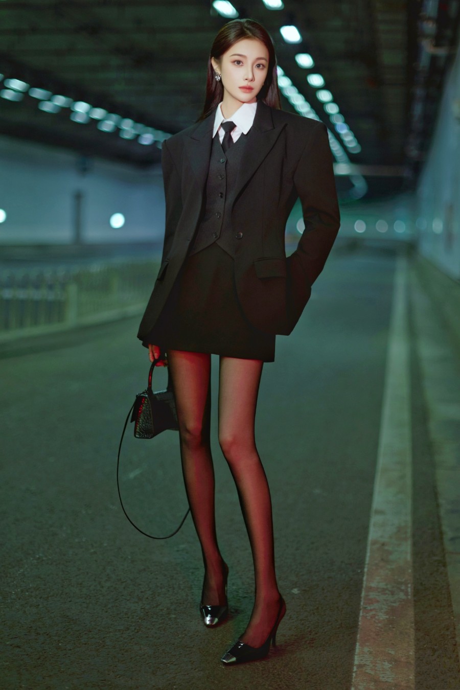 隆妮西装丝袜大长腿，真飒~-第4张图片-风享汇