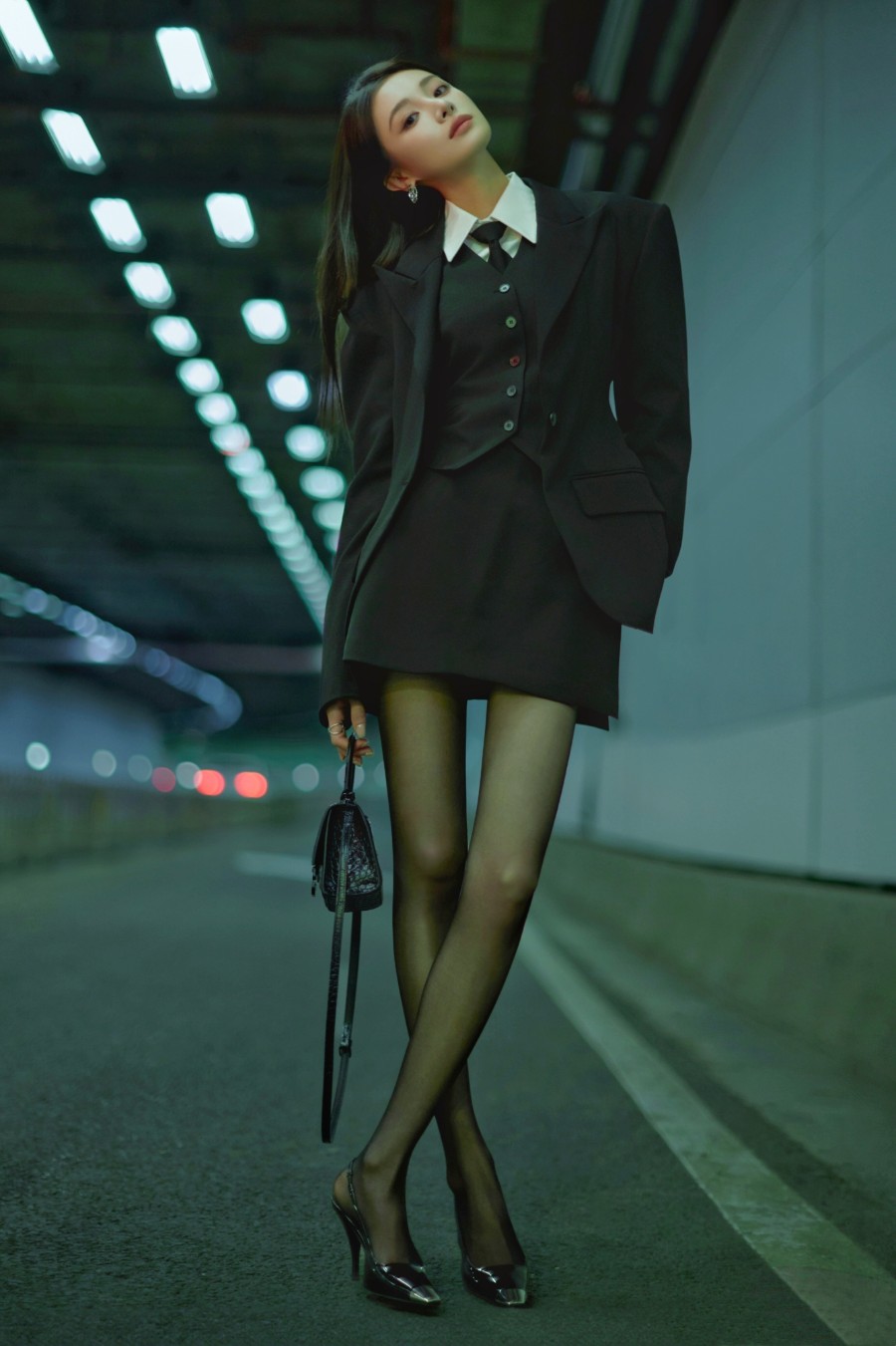 隆妮西装丝袜大长腿，真飒~-第3张图片-风享汇