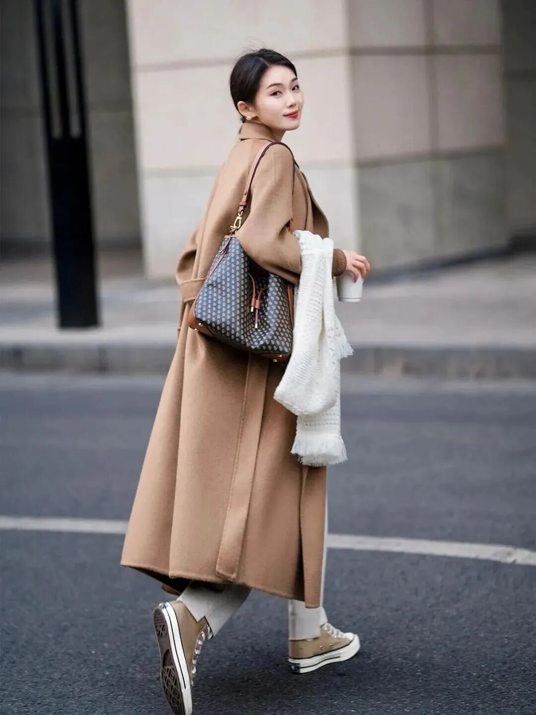 女生路边拍照：8个生活感姿势，慵懒松弛又优雅-第3张图片-风享汇