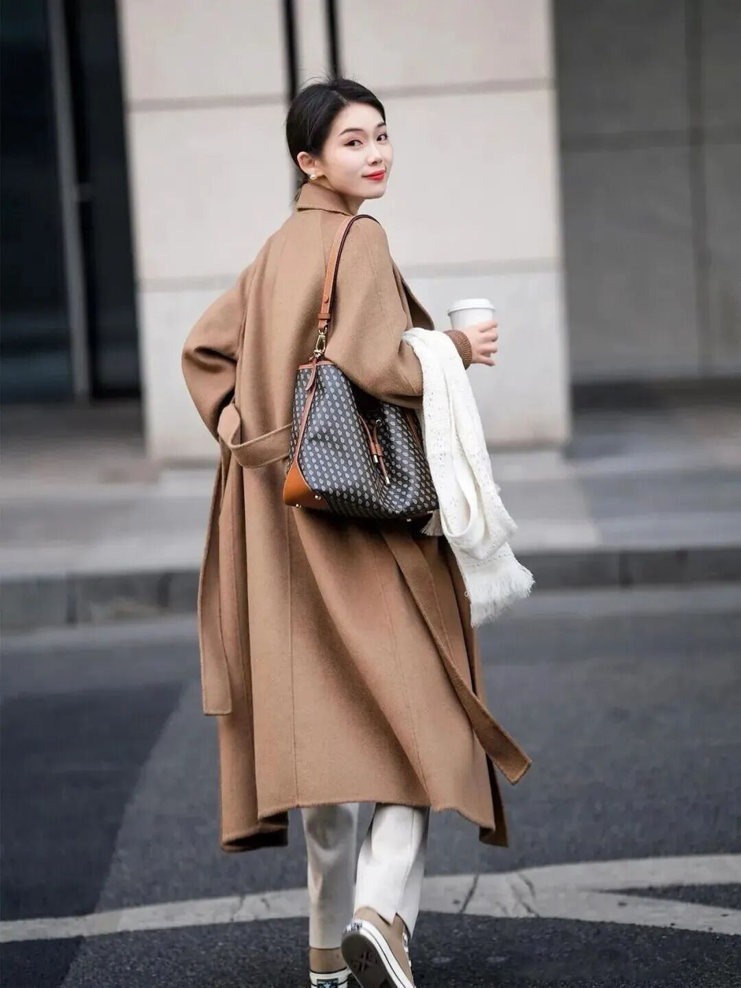 女生路边拍照：8个生活感姿势，慵懒松弛又优雅-第2张图片-风享汇