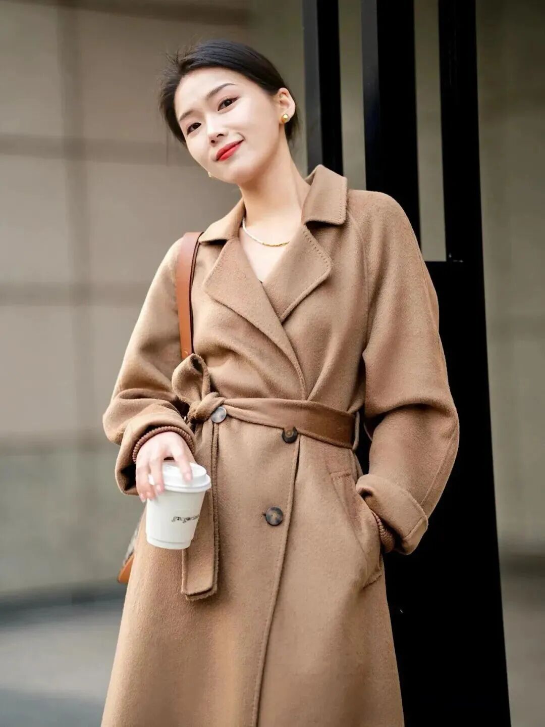 女生路边拍照：8个生活感姿势，慵懒松弛又优雅-第4张图片-风享汇