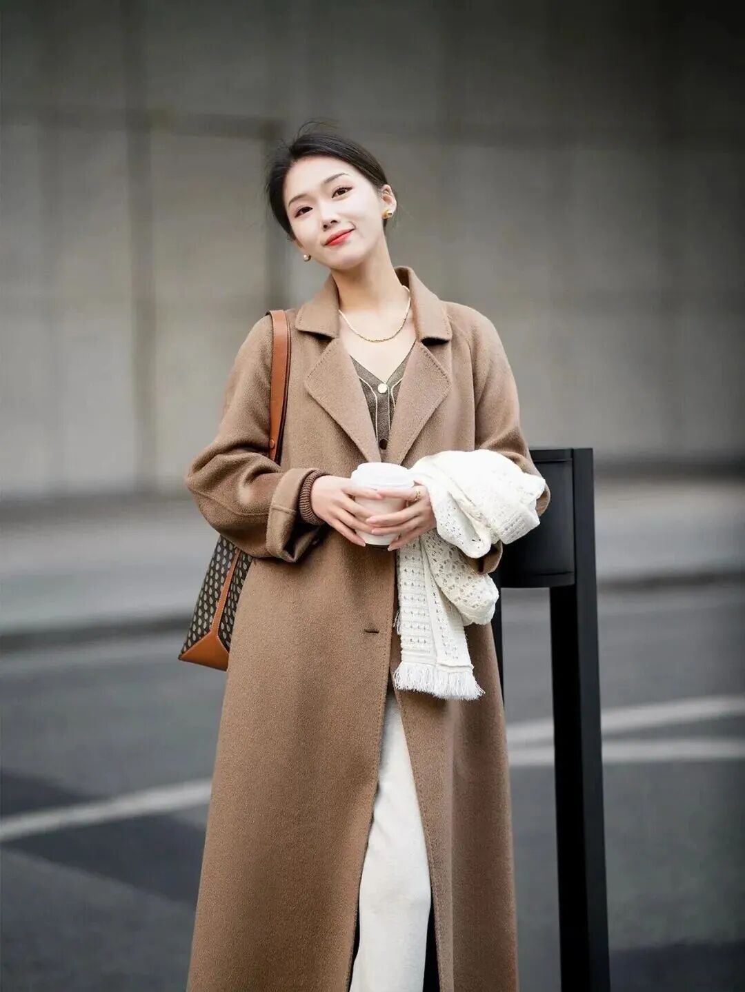 女生路边拍照：8个生活感姿势，慵懒松弛又优雅-第6张图片-风享汇