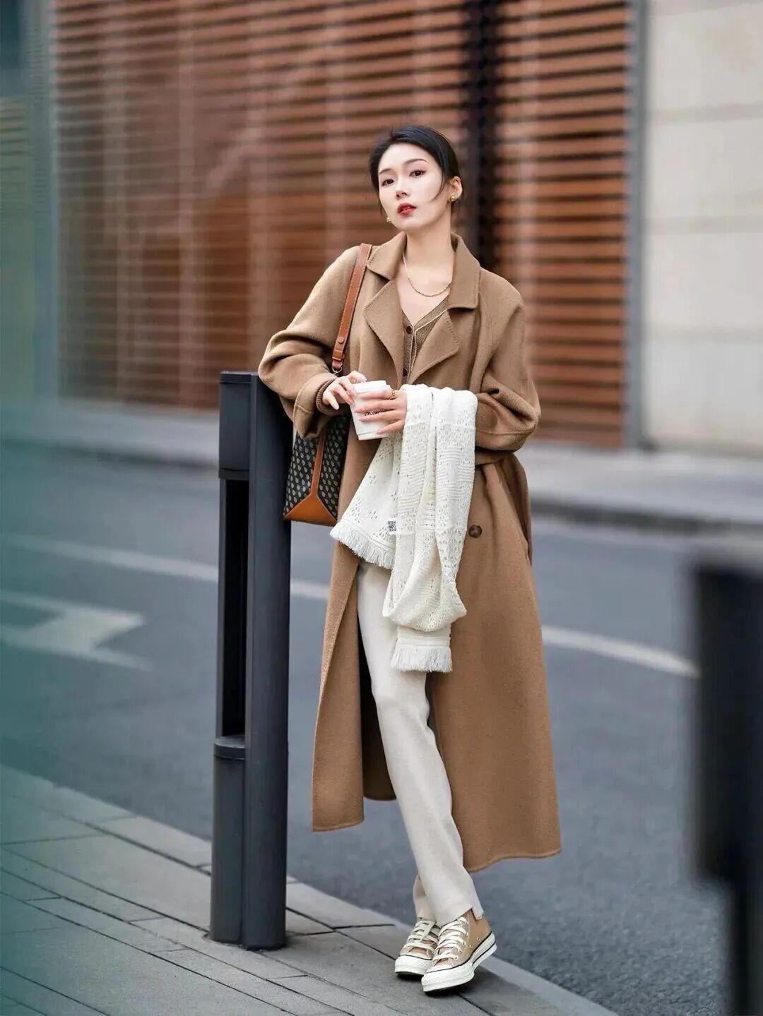 女生路边拍照：8个生活感姿势，慵懒松弛又优雅-第5张图片-风享汇