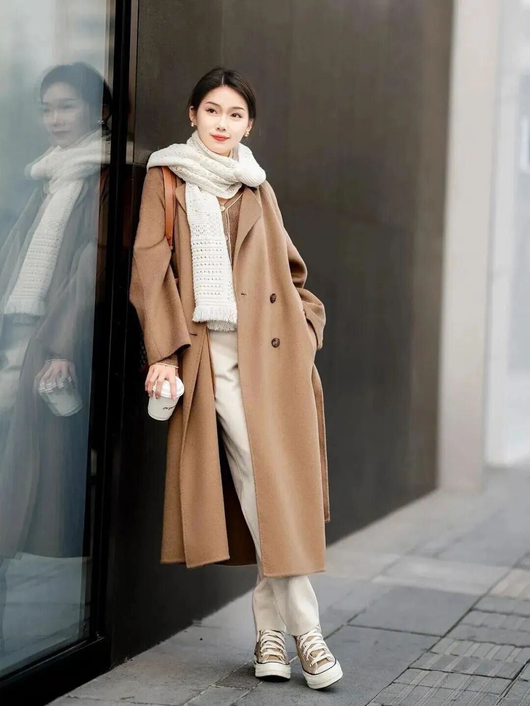 女生路边拍照：8个生活感姿势，慵懒松弛又优雅-第7张图片-风享汇