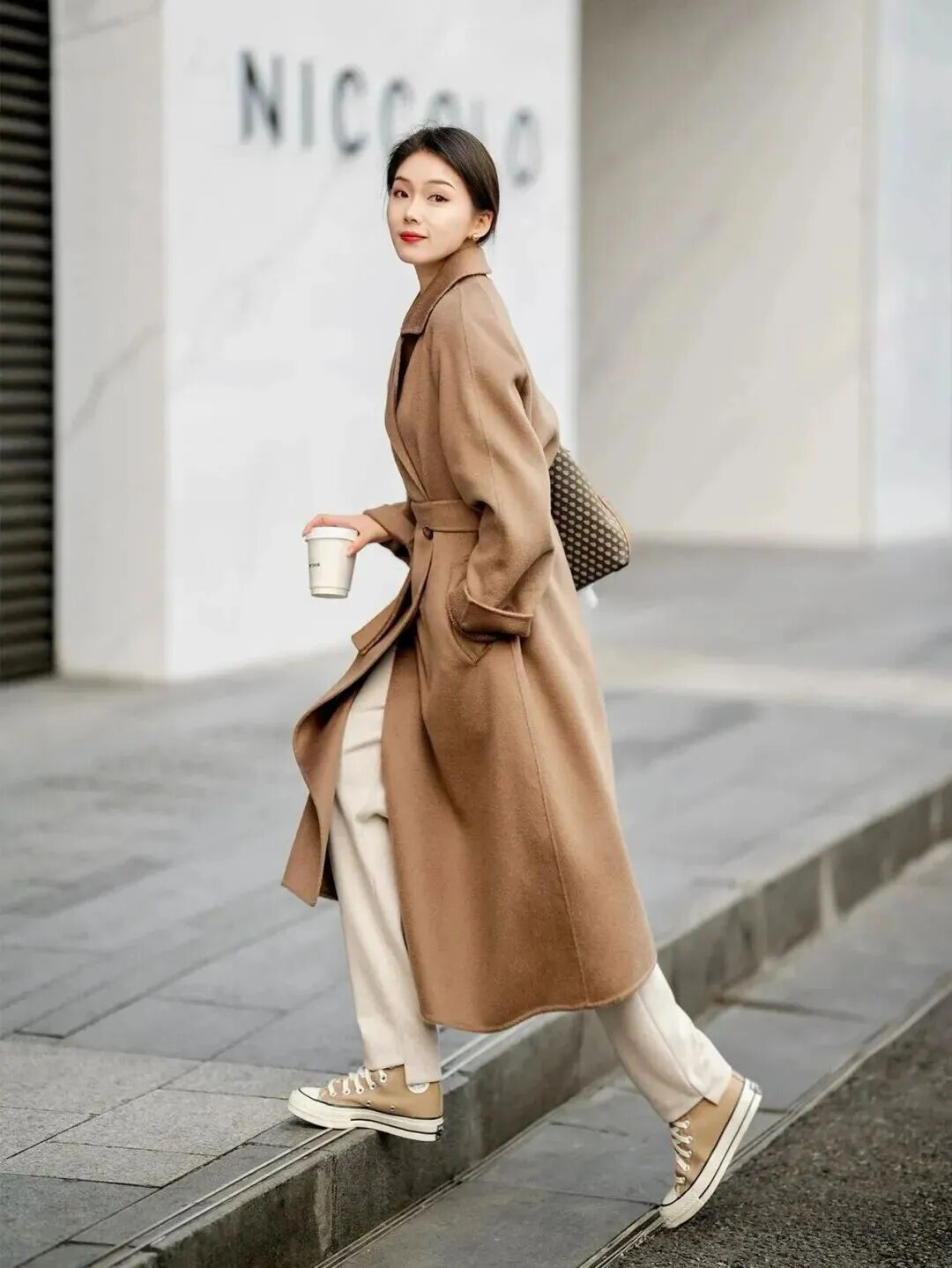 女生路边拍照：8个生活感姿势，慵懒松弛又优雅-第9张图片-风享汇