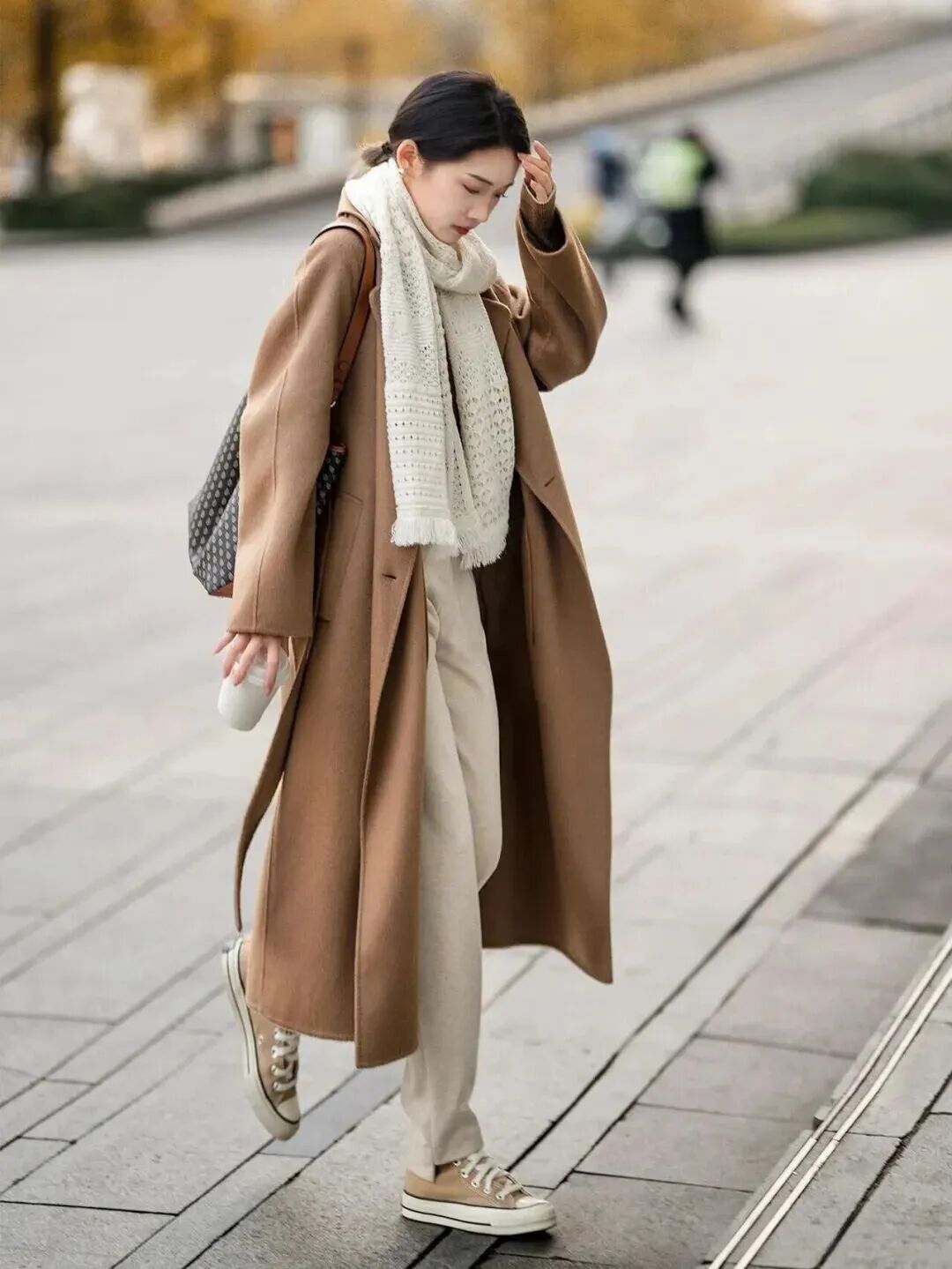 女生路边拍照：8个生活感姿势，慵懒松弛又优雅-第8张图片-风享汇