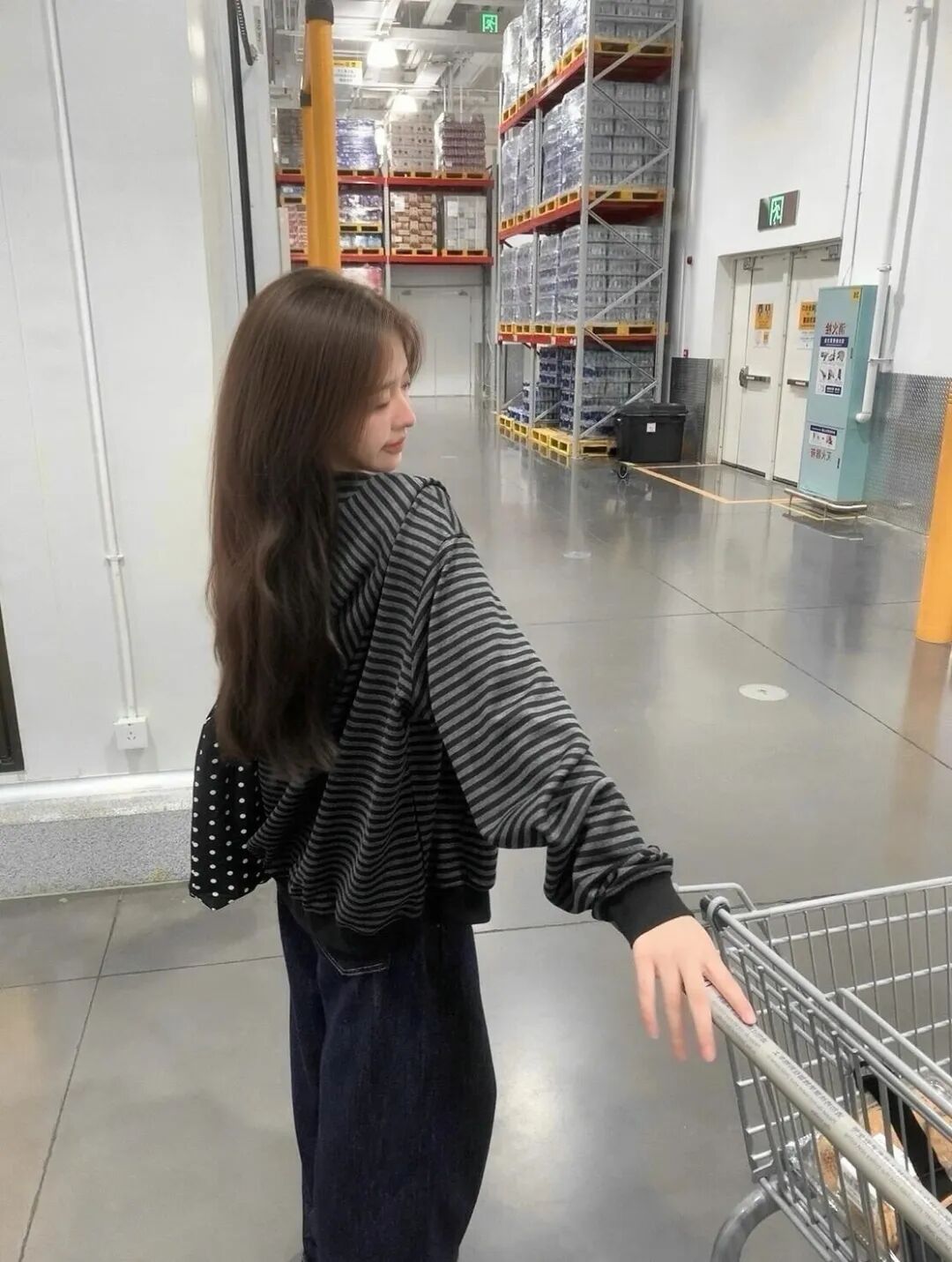 超市拍照：8 个松弛感摆姿，随手出片-第5张图片-风享汇