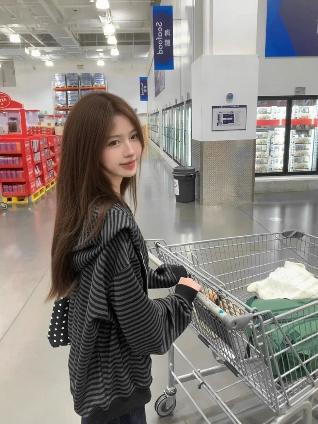 超市拍照：8 个松弛感摆姿，随手出片-第9张图片-风享汇