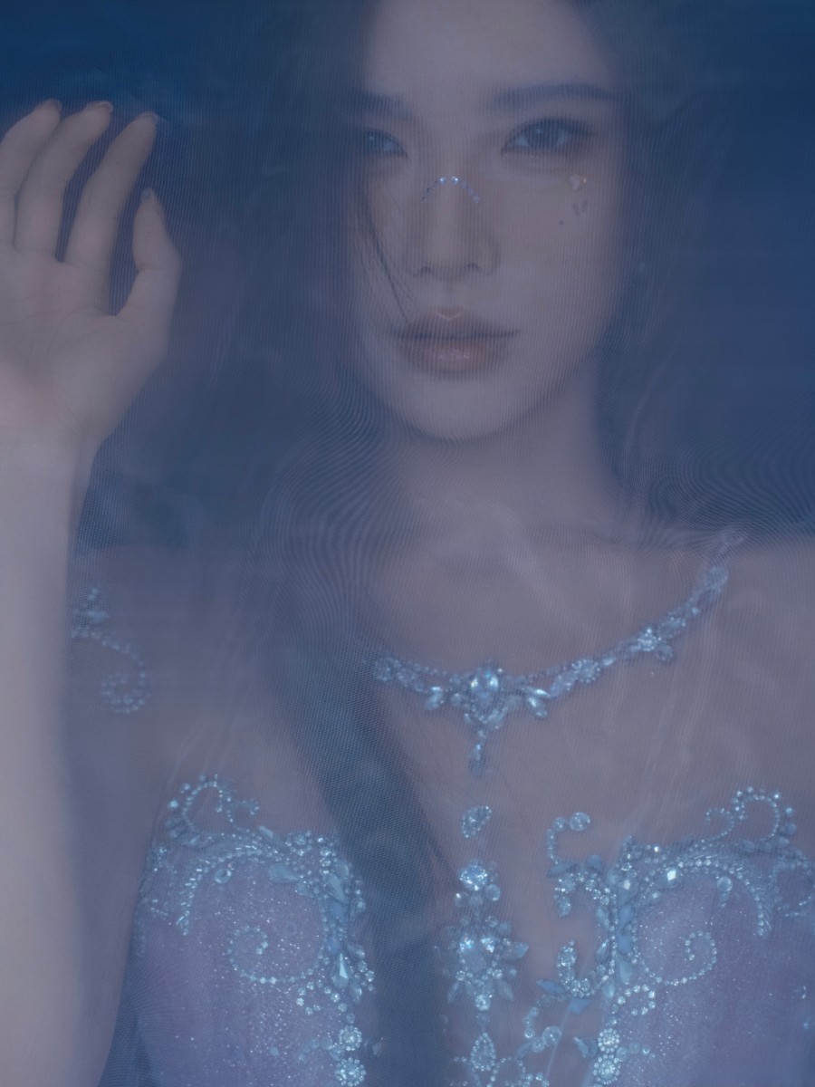 戴燕妮梦幻写真来袭，身穿璀璨紫色礼裙，精致妆容尽显高级感！-第5张图片-风享汇