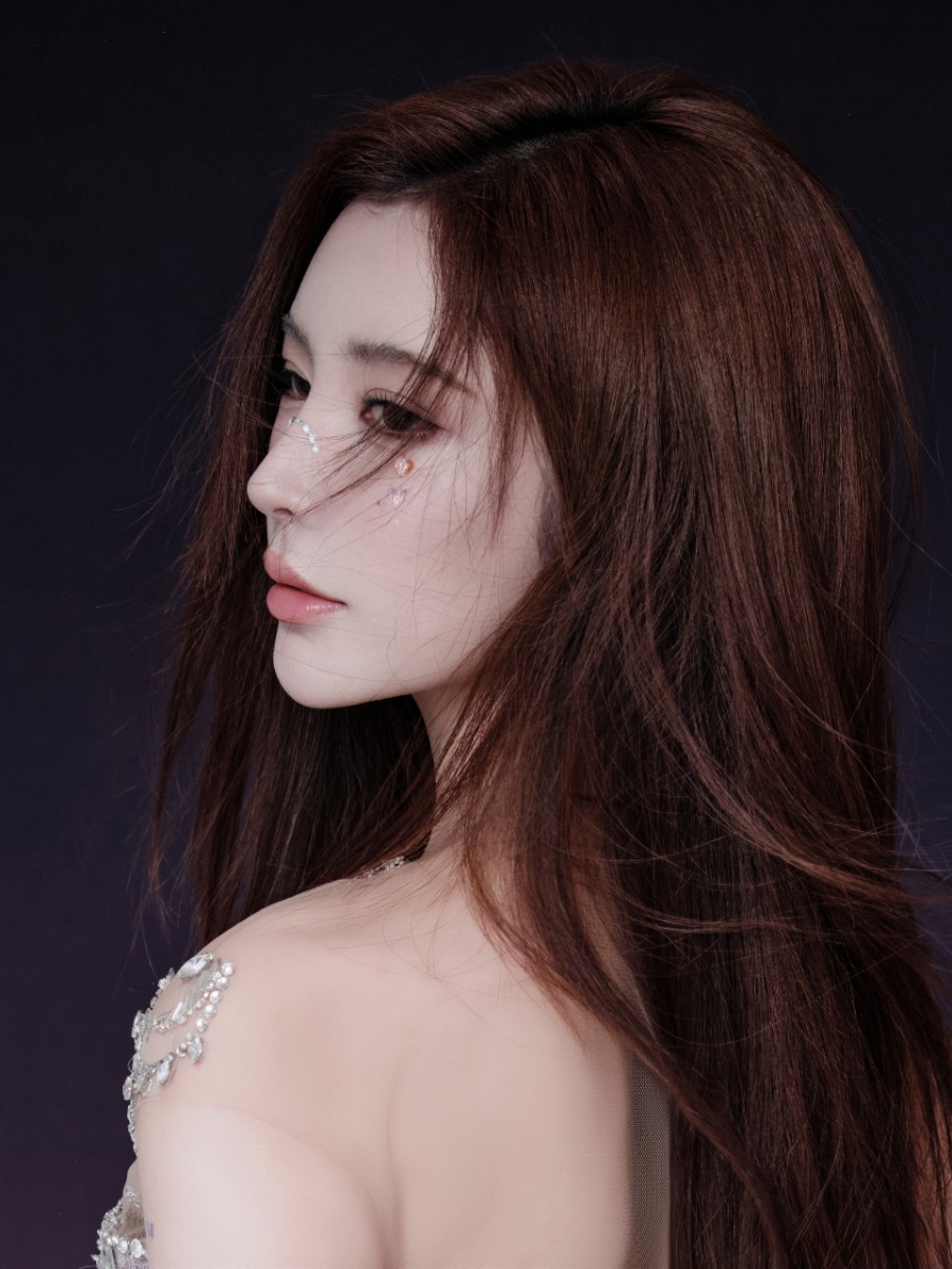 戴燕妮梦幻写真来袭，身穿璀璨紫色礼裙，精致妆容尽显高级感！-第4张图片-风享汇