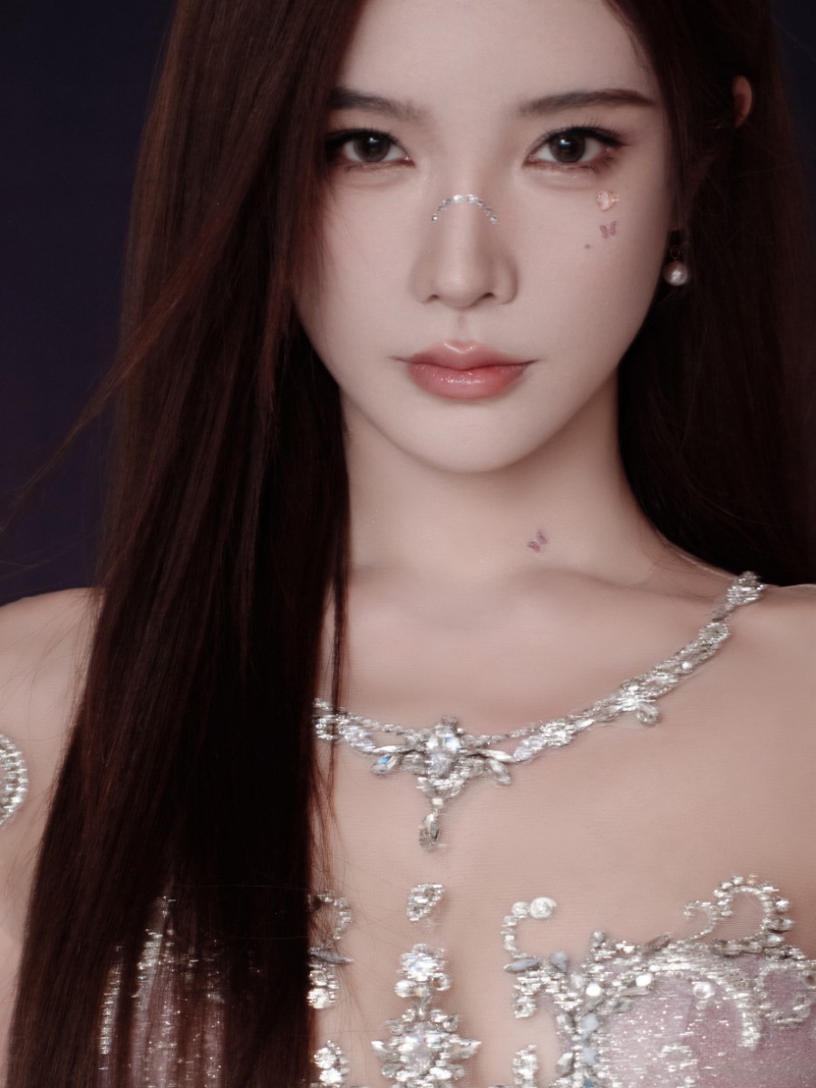 戴燕妮梦幻写真来袭，身穿璀璨紫色礼裙，精致妆容尽显高级感！-第1张图片-风享汇