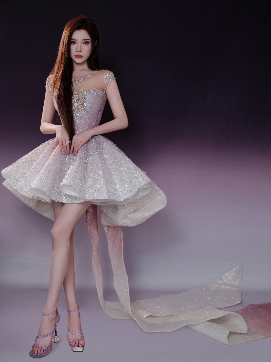 戴燕妮梦幻写真来袭，身穿璀璨紫色礼裙，精致妆容尽显高级感！-第6张图片-风享汇