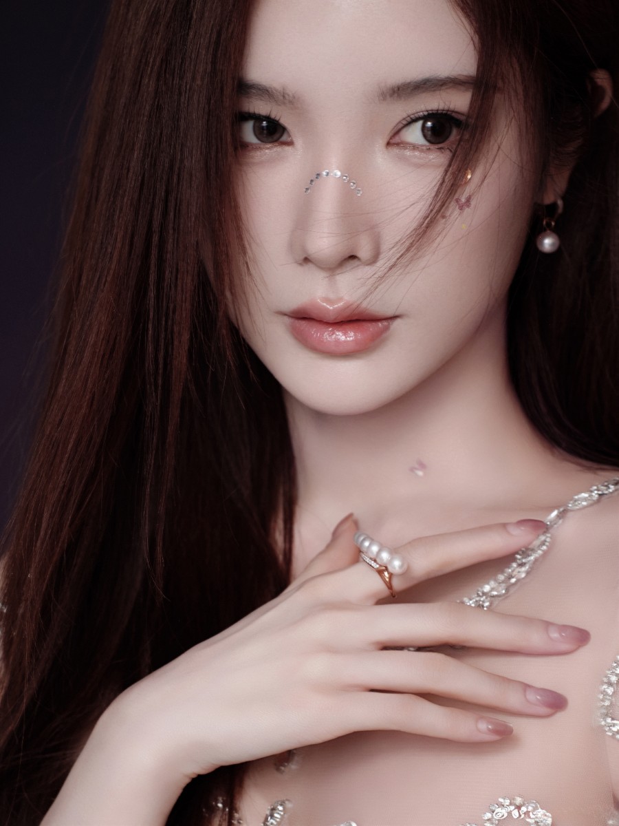 戴燕妮梦幻写真来袭，身穿璀璨紫色礼裙，精致妆容尽显高级感！-第2张图片-风享汇