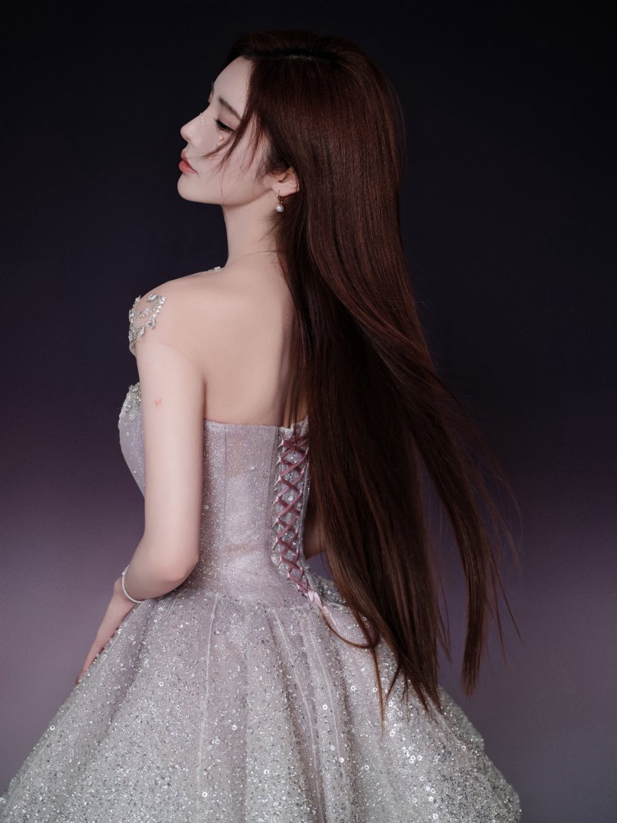 戴燕妮梦幻写真来袭，身穿璀璨紫色礼裙，精致妆容尽显高级感！-第11张图片-风享汇