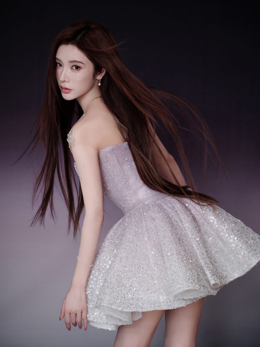 戴燕妮梦幻写真来袭，身穿璀璨紫色礼裙，精致妆容尽显高级感！-第7张图片-风享汇