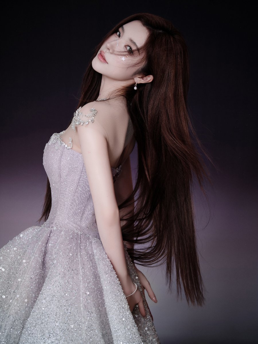 戴燕妮梦幻写真来袭，身穿璀璨紫色礼裙，精致妆容尽显高级感！-第10张图片-风享汇