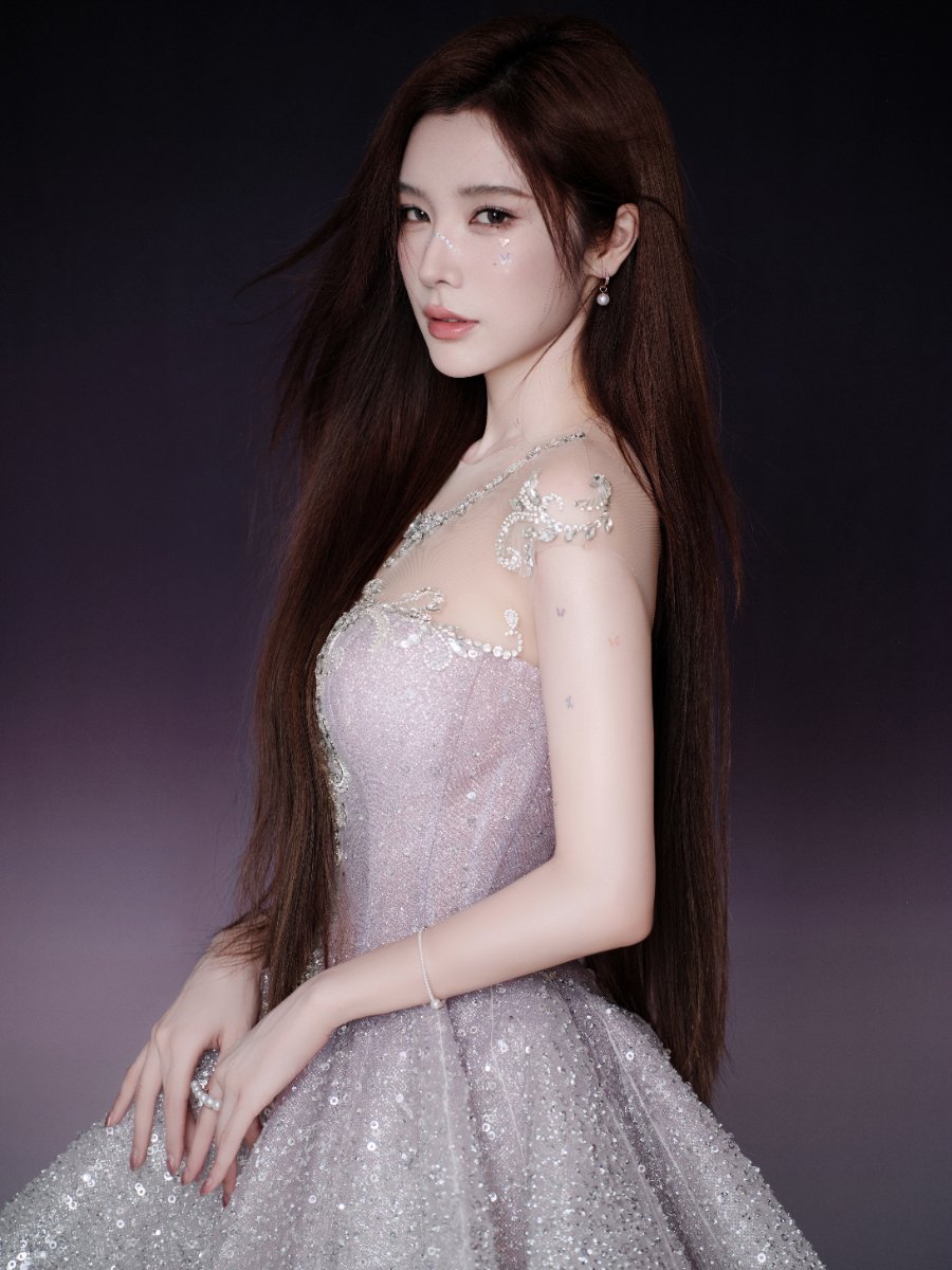 戴燕妮梦幻写真来袭，身穿璀璨紫色礼裙，精致妆容尽显高级感！-第9张图片-风享汇
