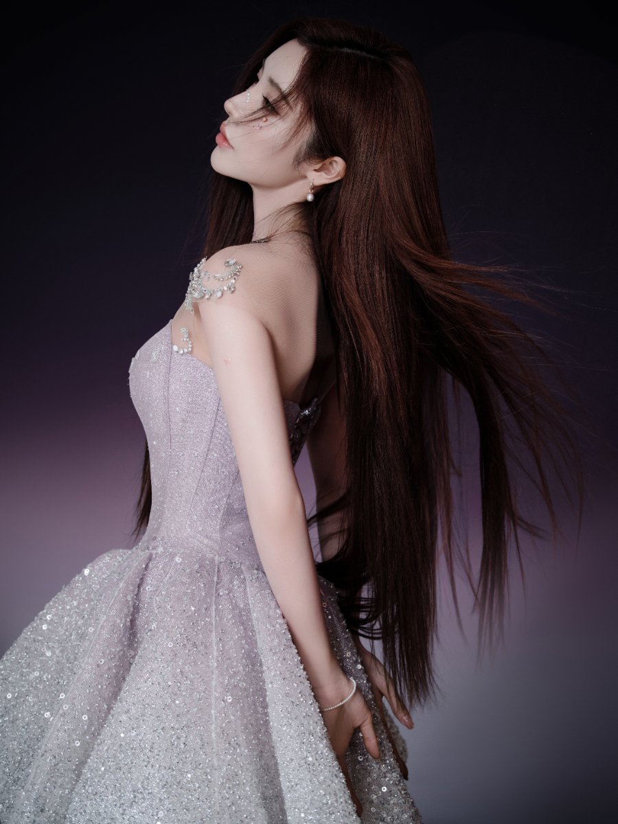 戴燕妮梦幻写真来袭，身穿璀璨紫色礼裙，精致妆容尽显高级感！-第13张图片-风享汇