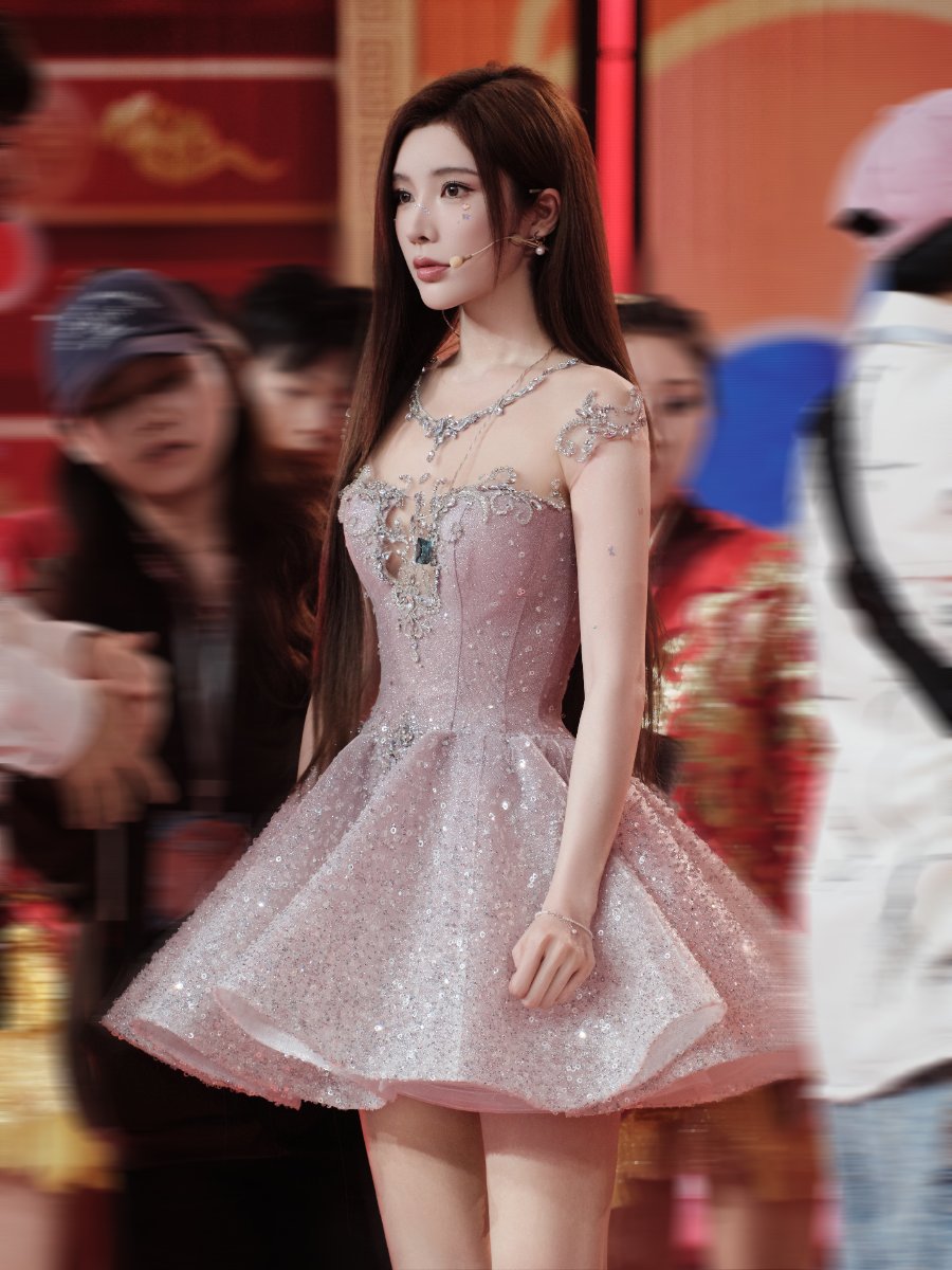 戴燕妮梦幻写真来袭，身穿璀璨紫色礼裙，精致妆容尽显高级感！-第16张图片-风享汇