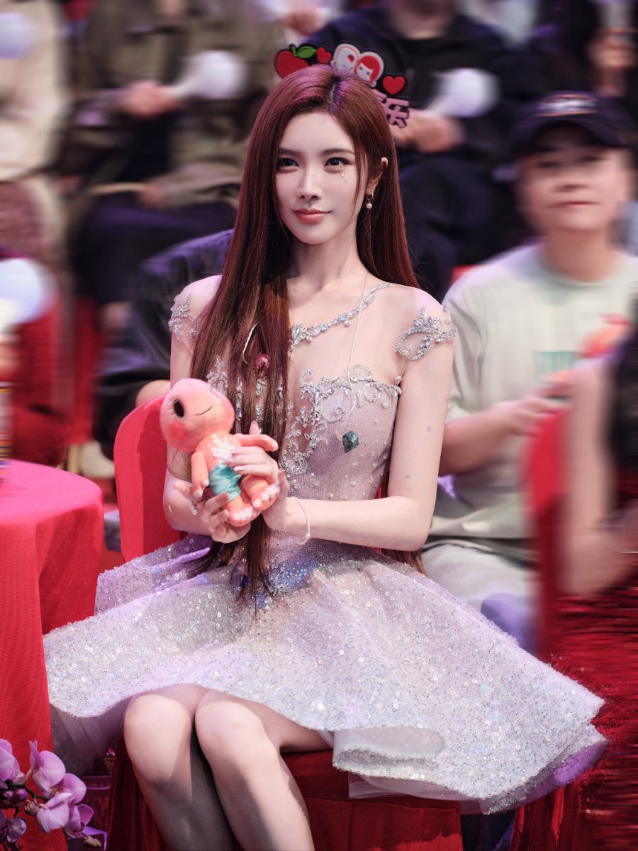 戴燕妮梦幻写真来袭，身穿璀璨紫色礼裙，精致妆容尽显高级感！-第17张图片-风享汇