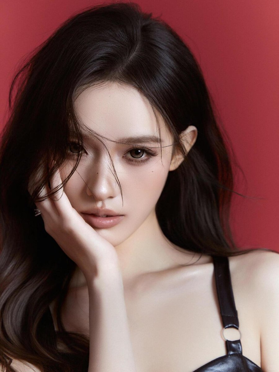 红调佳人：时尚皮裙的魅力演绎-第6张图片-风享汇