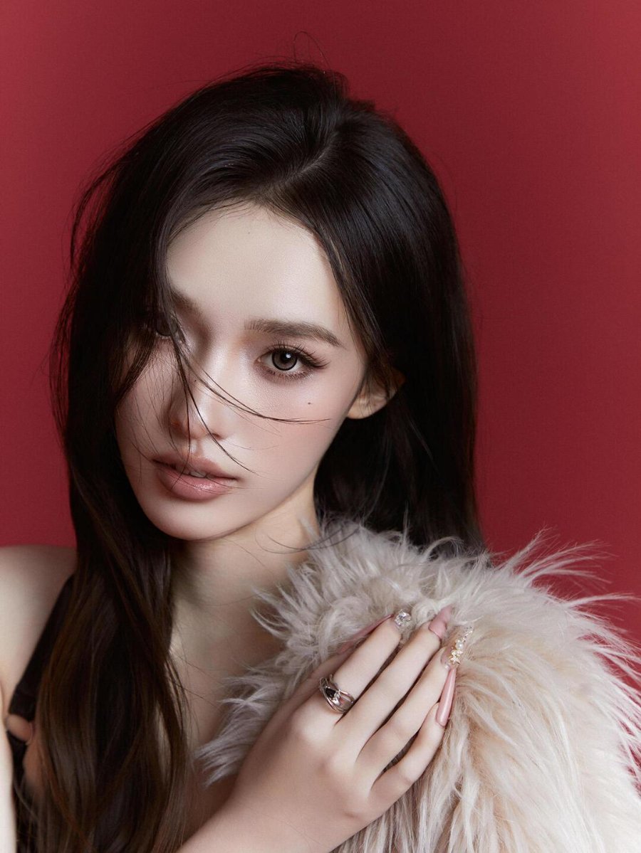 红调佳人：时尚皮裙的魅力演绎-第2张图片-风享汇