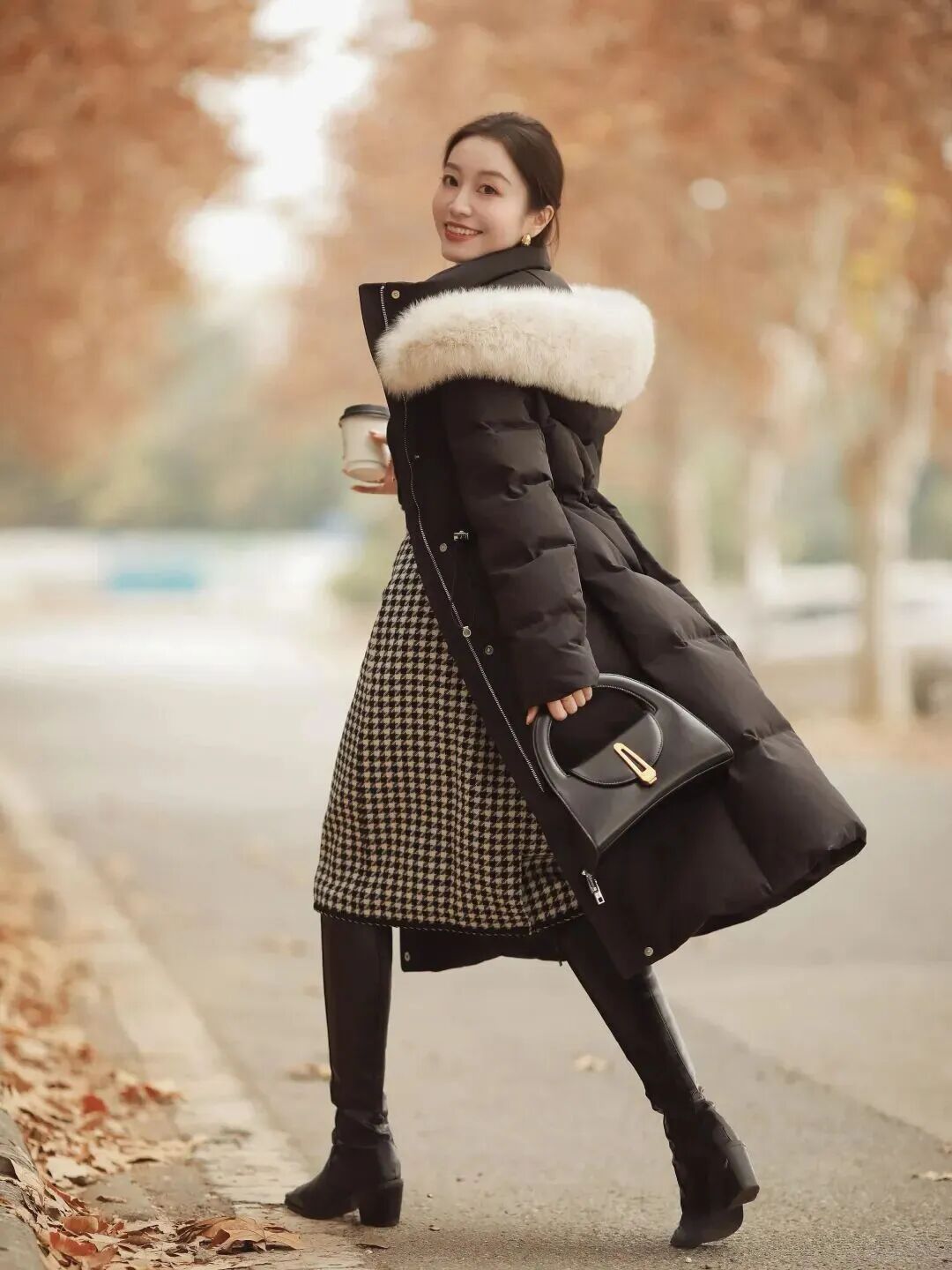 冬天穿羽绒服拍照：6个姿势告别臃肿，怎么拍都好看-第3张图片-风享汇