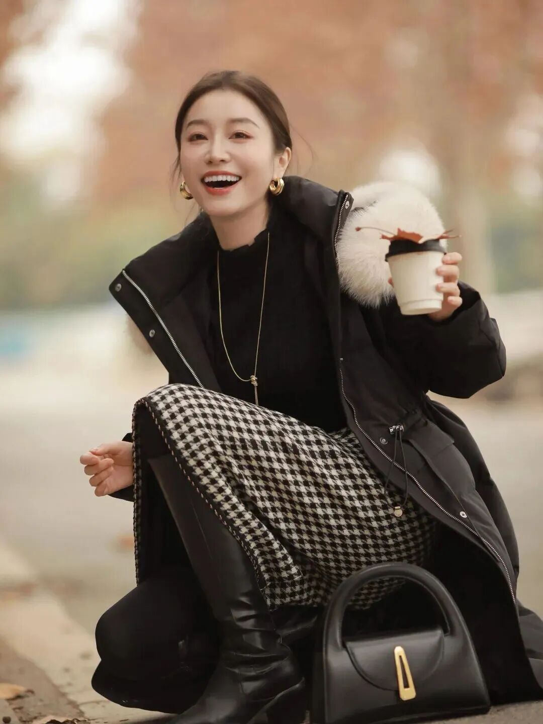 冬天穿羽绒服拍照：6个姿势告别臃肿，怎么拍都好看-第7张图片-风享汇