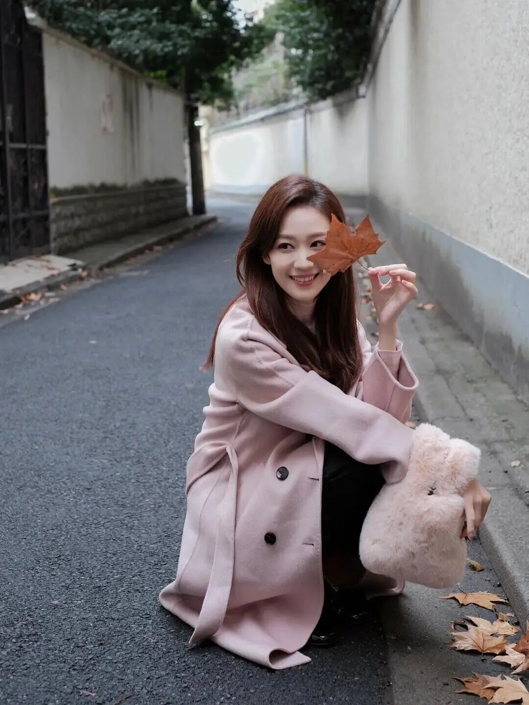 冬日拍照摆姿｜7个动作轻松拿捏冬日氛围感-第5张图片-风享汇