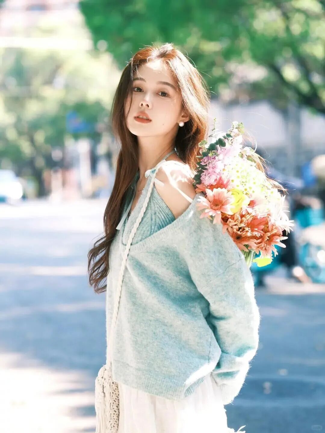 7个捧花摆姿｜松弛上镜不僵硬，衬出穿搭温柔感-第2张图片-风享汇