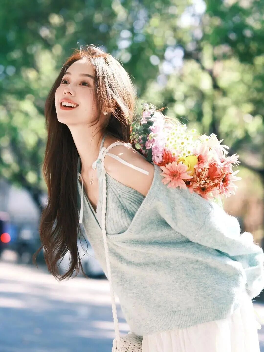 7个捧花摆姿｜松弛上镜不僵硬，衬出穿搭温柔感-第3张图片-风享汇