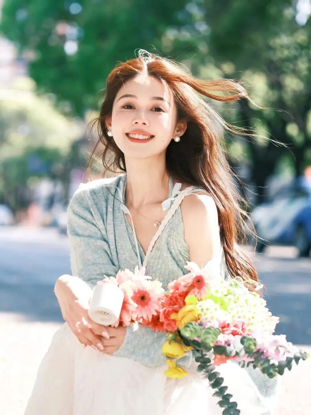 7个捧花摆姿｜松弛上镜不僵硬，衬出穿搭温柔感-第4张图片-风享汇