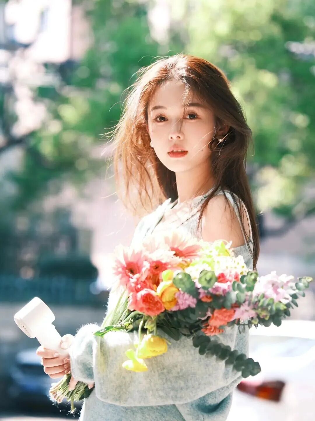 7个捧花摆姿｜松弛上镜不僵硬，衬出穿搭温柔感-第5张图片-风享汇