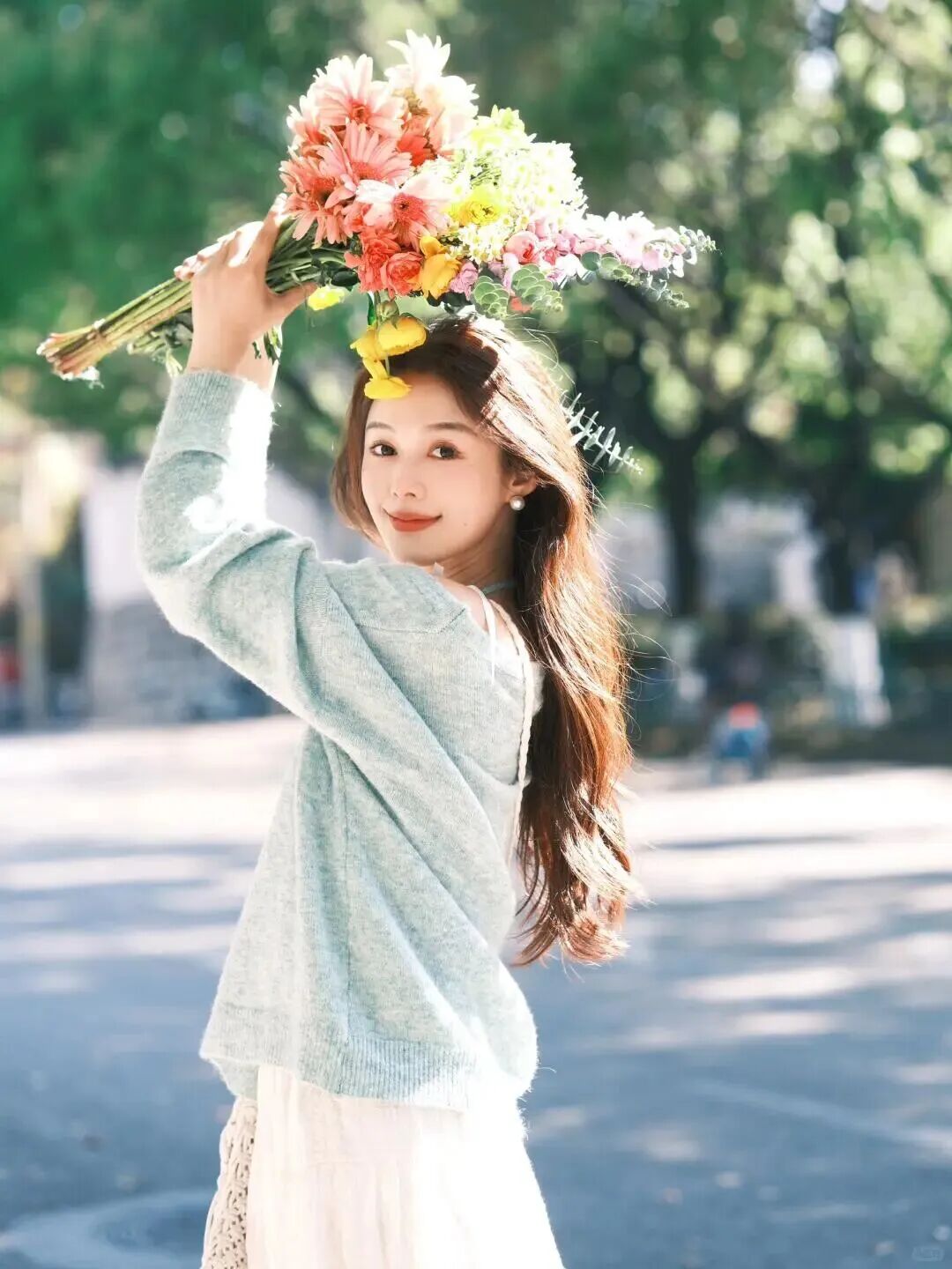 7个捧花摆姿｜松弛上镜不僵硬，衬出穿搭温柔感-第7张图片-风享汇