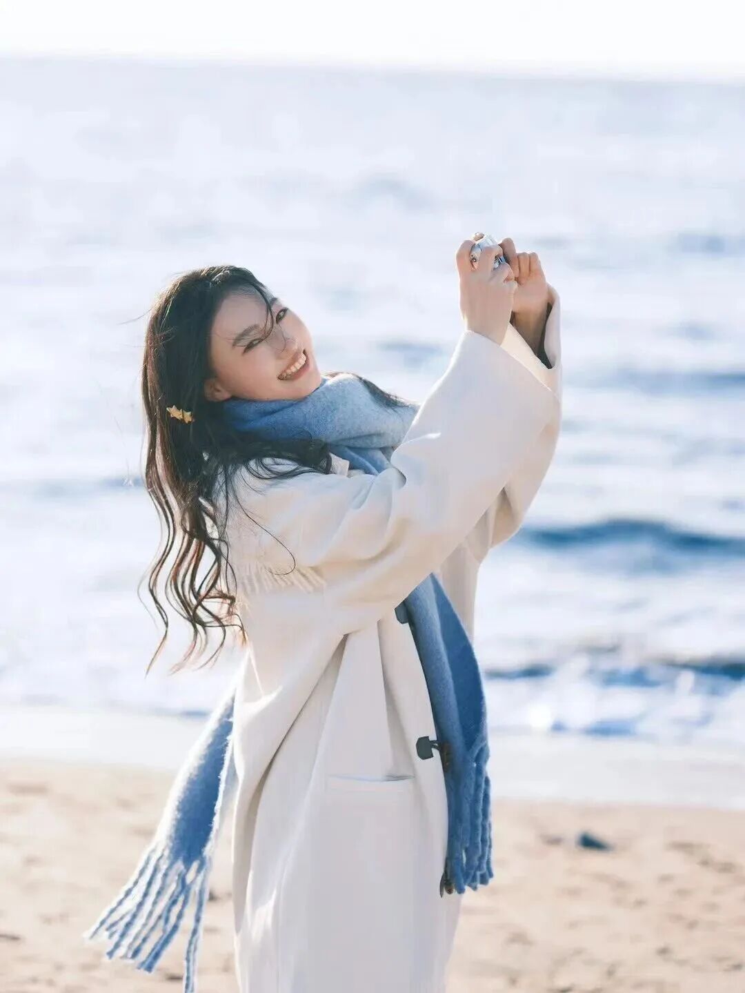 冬日海边写真｜9个姿势，吹着海风拍温柔大片-第4张图片-风享汇