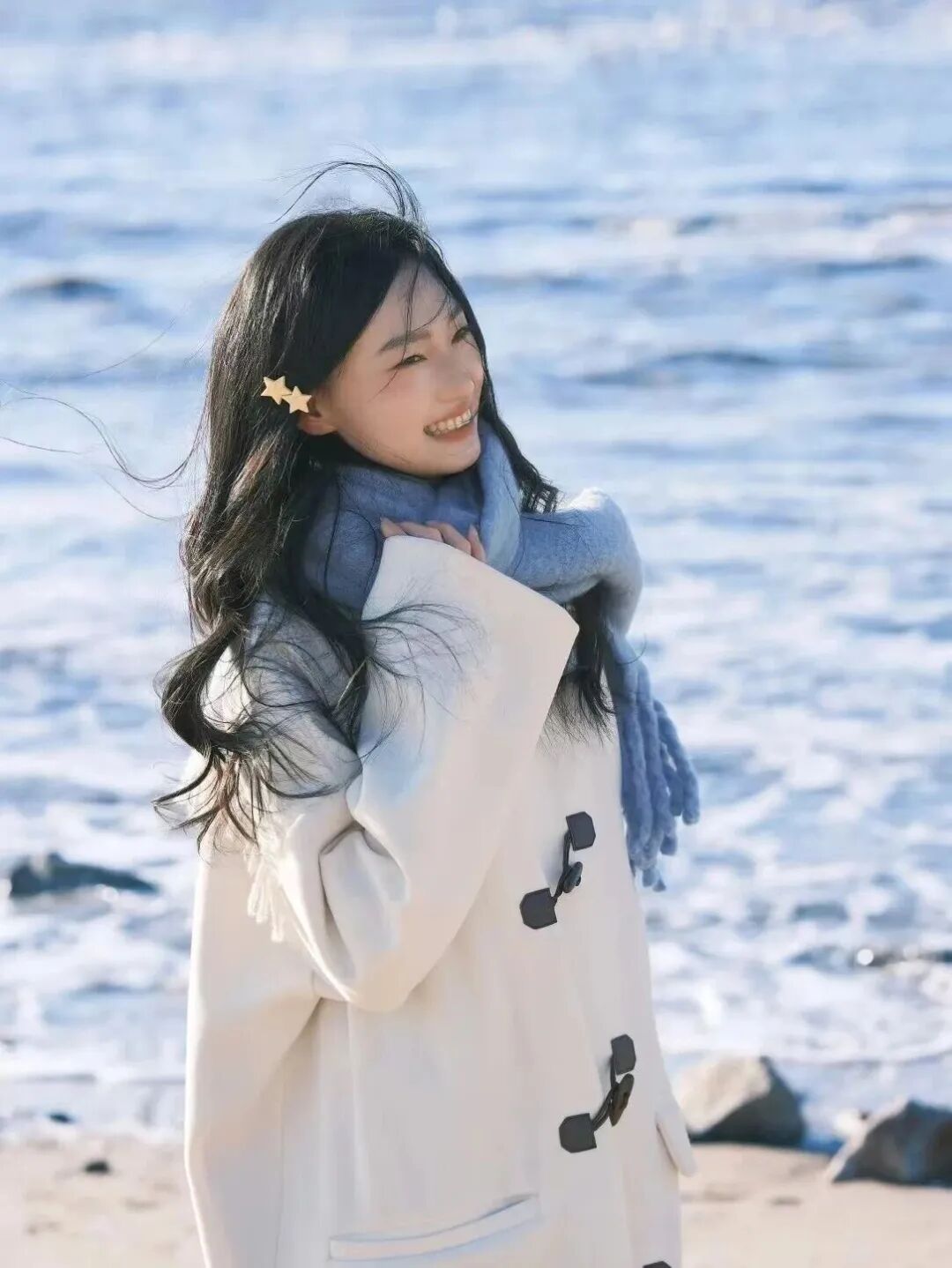 冬日海边写真｜9个姿势，吹着海风拍温柔大片-第6张图片-风享汇