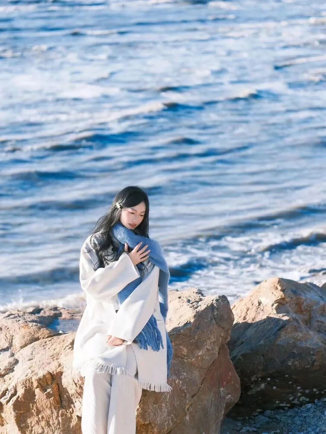 冬日海边写真｜9个姿势，吹着海风拍温柔大片-第10张图片-风享汇