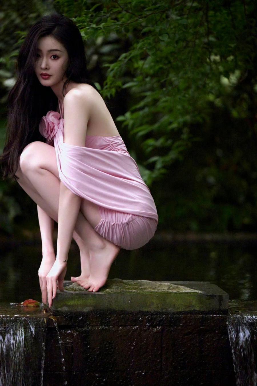 张天爱，粉裙美腿，柔美清澈-第1张图片-风享汇