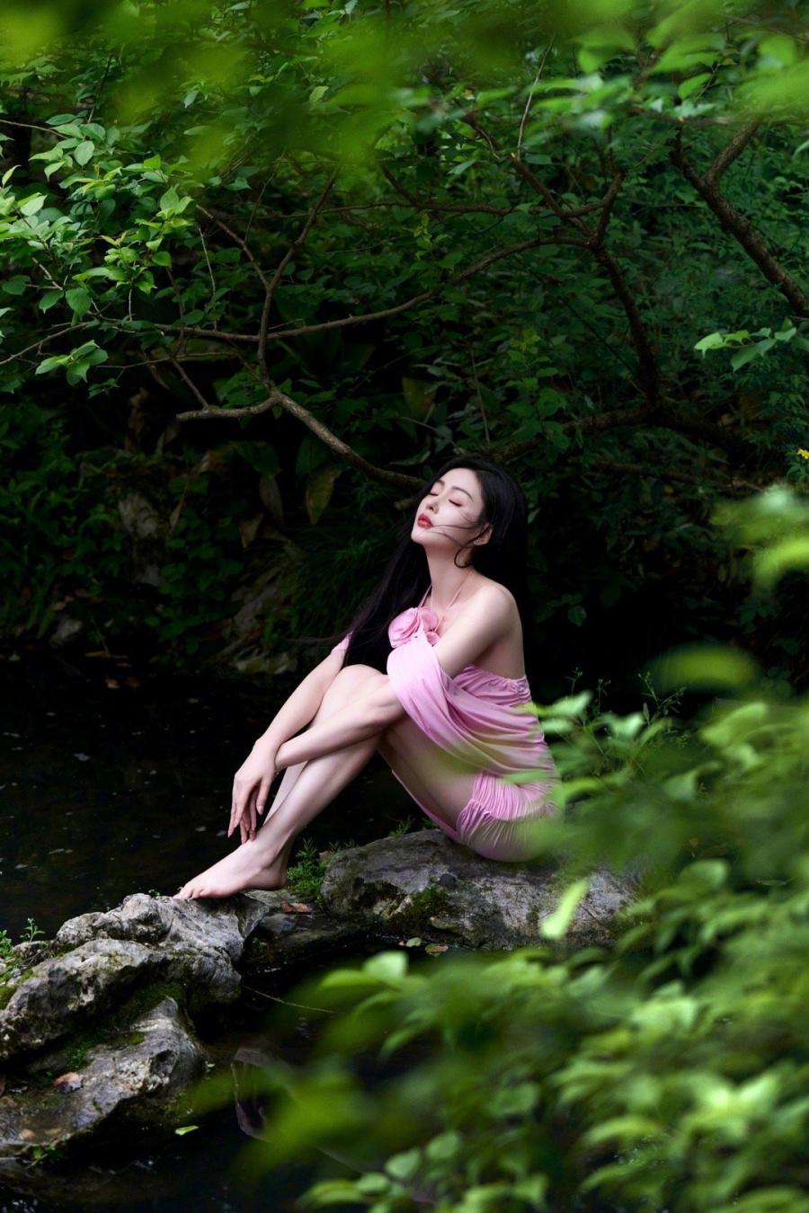 张天爱，粉裙美腿，柔美清澈-第2张图片-风享汇